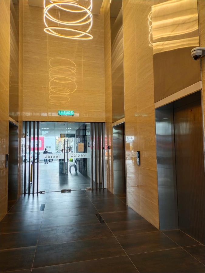 Cmk Troika Apartmen Kota Bharu Extérieur photo